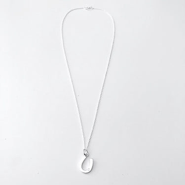 Collar corto con una herradura y cadena de plata de ley. La herradura contiene una circonita para que brilles como te gusta.
